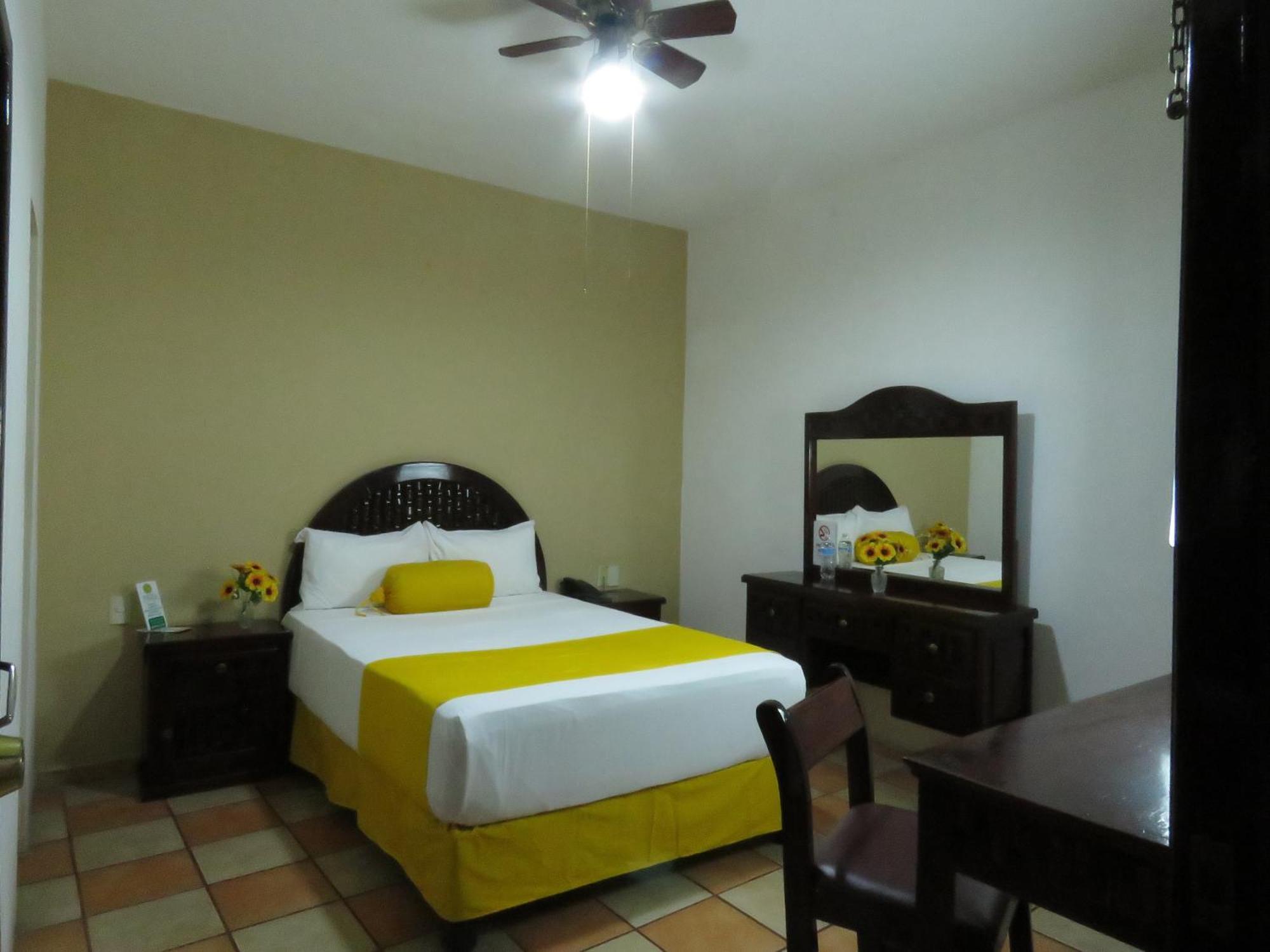 Hotel Los Girasoles Tepic Bagian luar foto